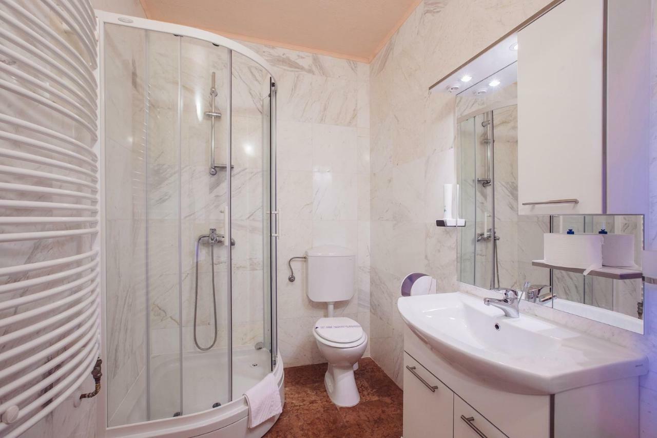 Apartmani I Sobe Dinko Starigrad Paklenica Exterior photo