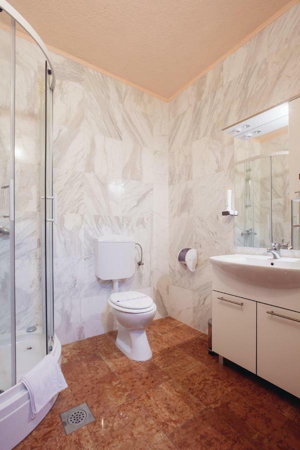 Apartmani I Sobe Dinko Starigrad Paklenica Exterior photo