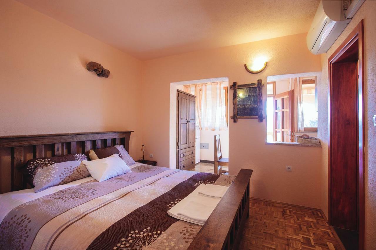 Apartmani I Sobe Dinko Starigrad Paklenica Exterior photo